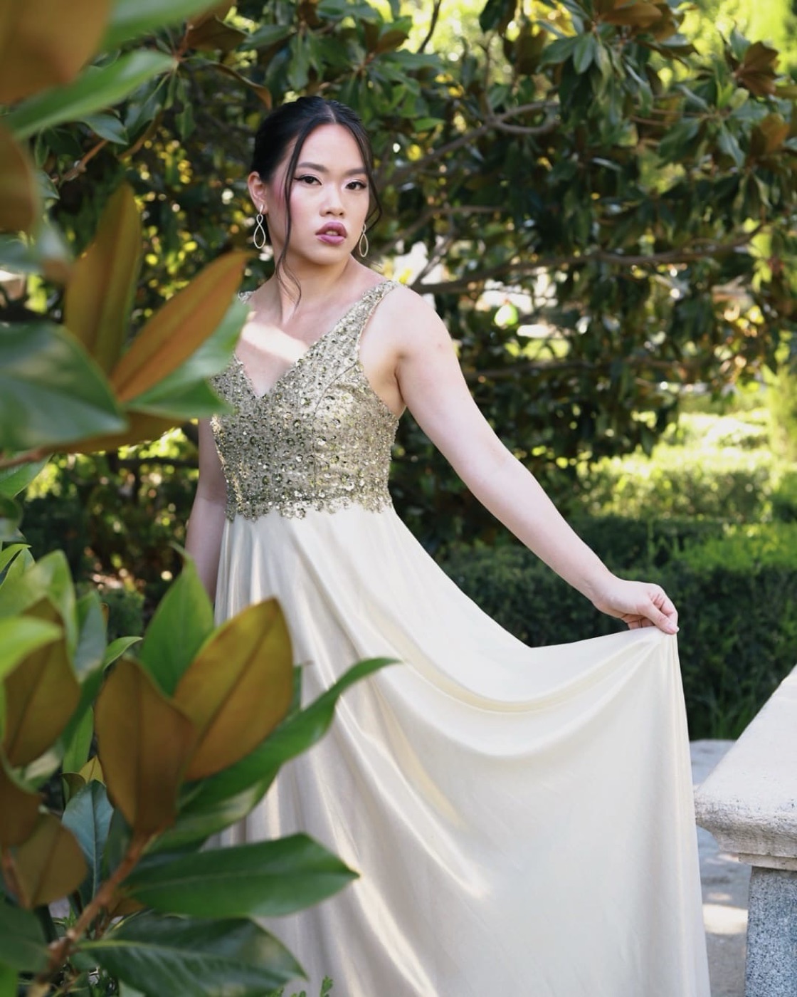 Vestido de gala de Atelier Vitoria — Champán con pedrería, escote en V