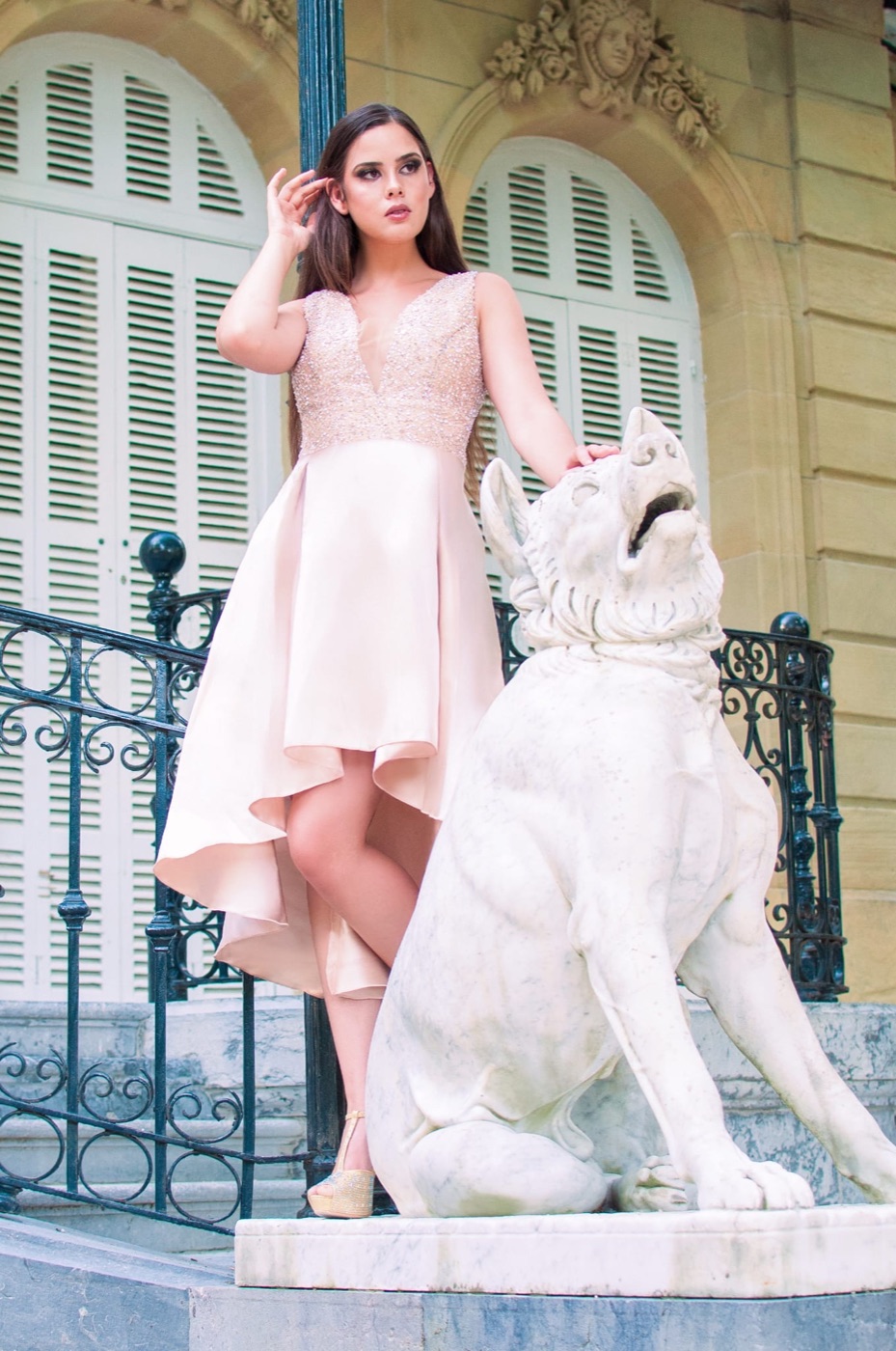 Vestido de gala de Atelier Vitoria — Blush asimétrico con pedrería