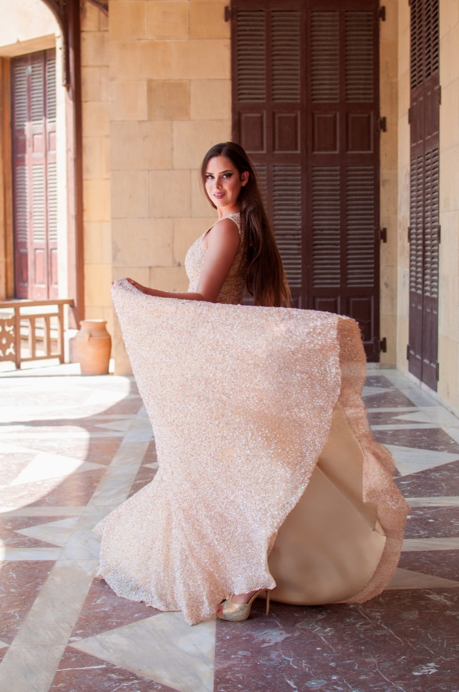 Pasarela de Atelier Vitoria — Champán con cola dramática
