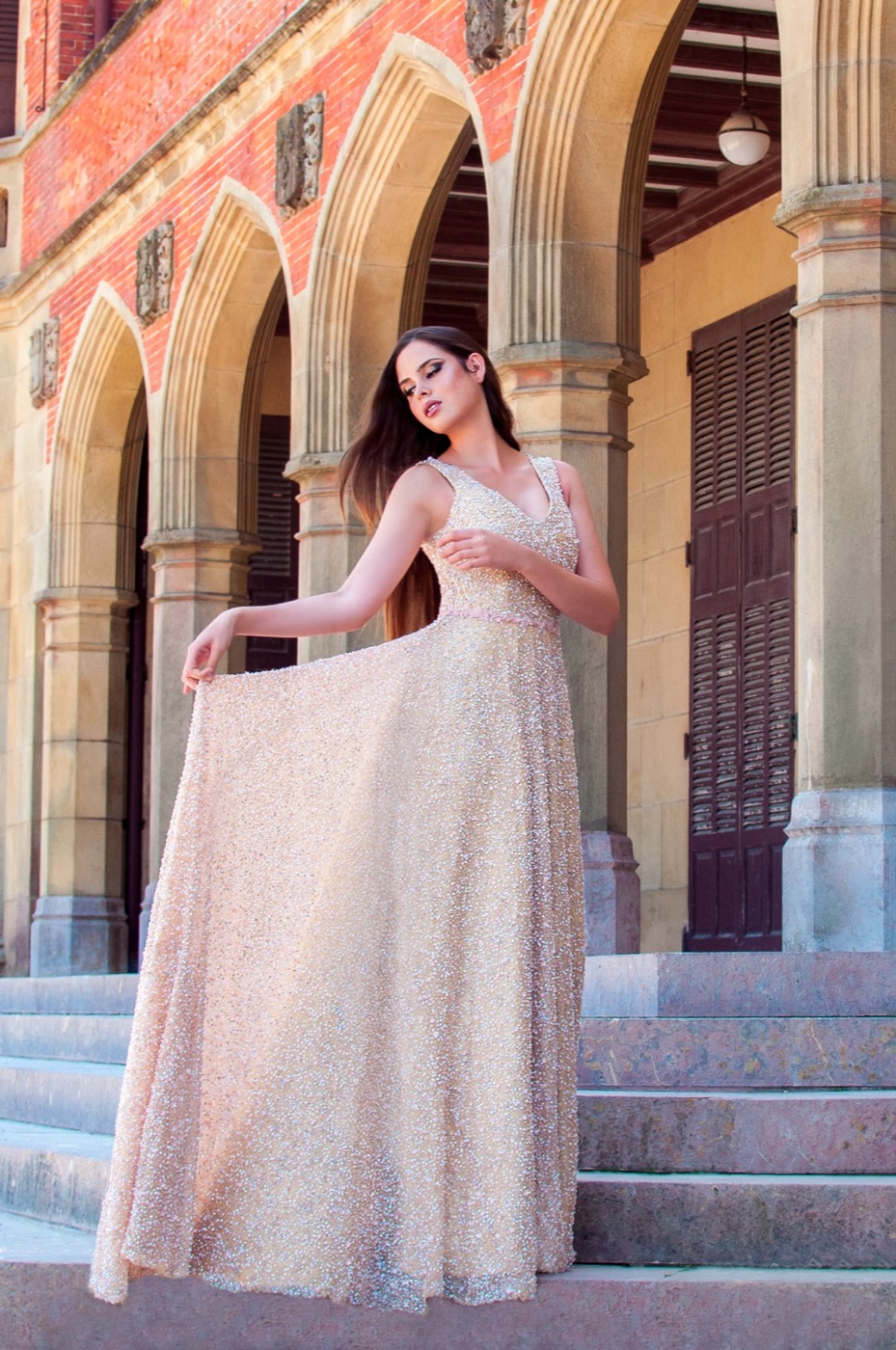Vestido de gala de Atelier Vitoria — Pedrería bordada sobre champán