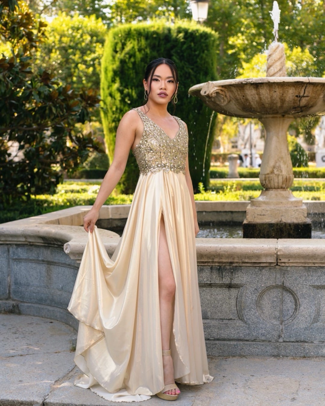Vestido de gala de Atelier Vitoria — Dorado con pedrería, escote en V