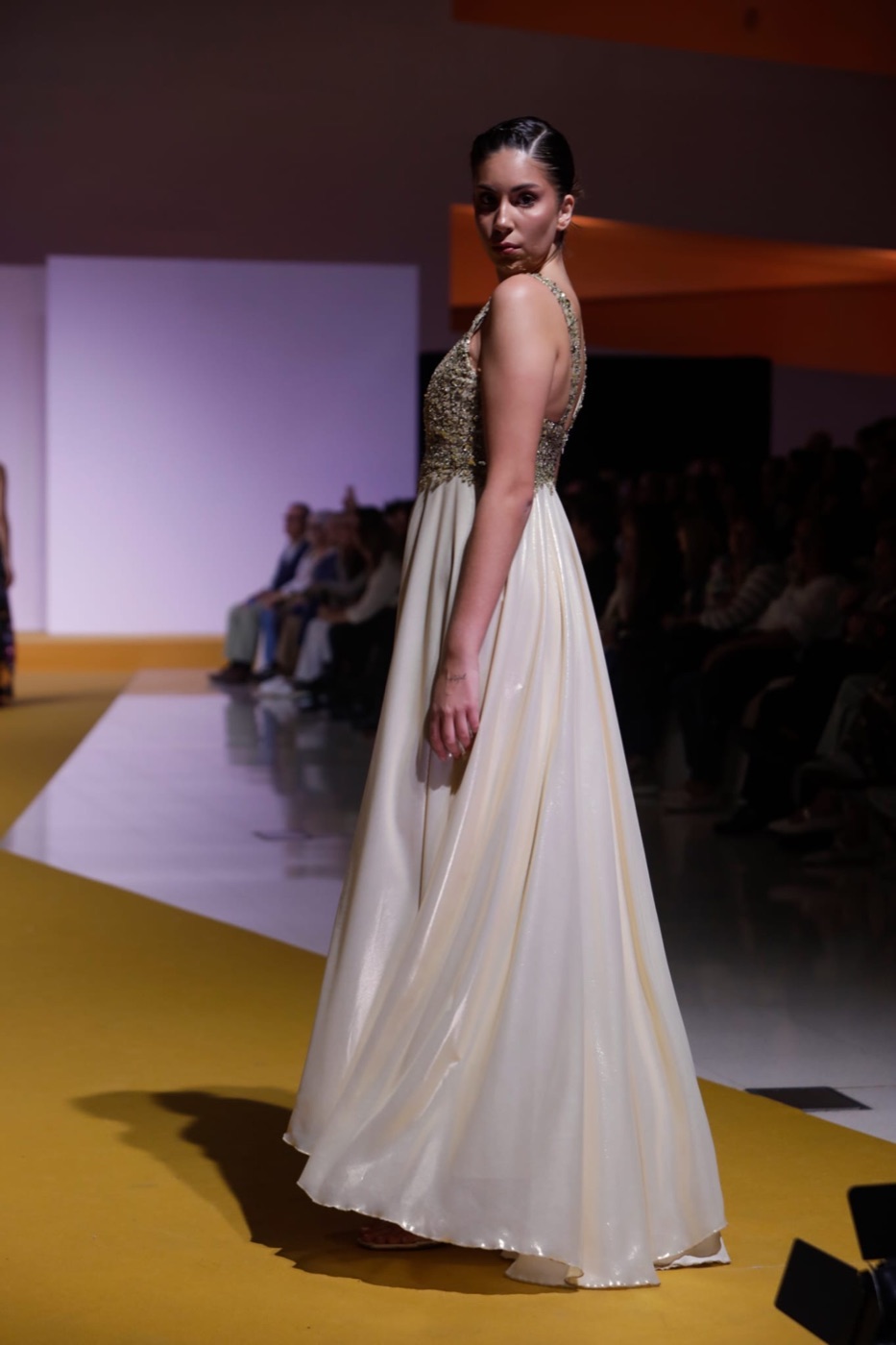 Vestido de gala de Atelier Vitoria — Pedrería dorada, espalda descubierta