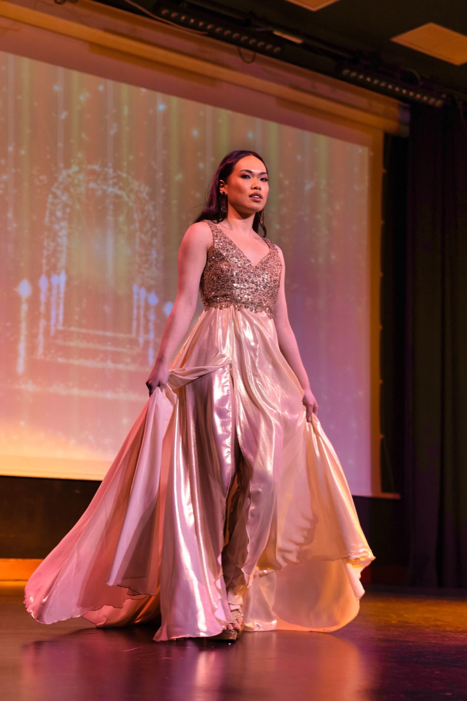 Vestido de gala de Atelier Vitoria — Metalizado en champán y rosa