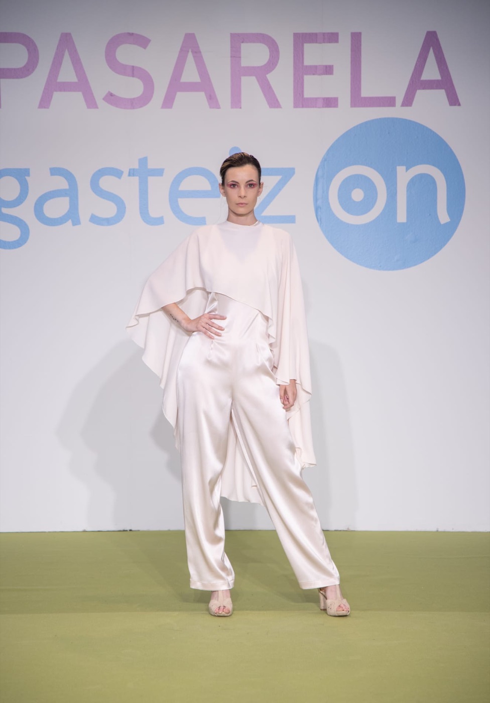 Conjunto de Atelier Vitoria — Capa y pantalón en satén crudo