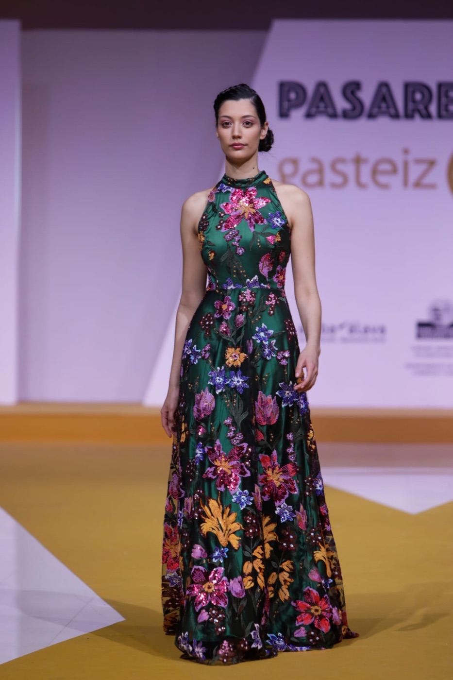 Pasarela de Atelier Vitoria — Verde esmeralda, bordado a mano