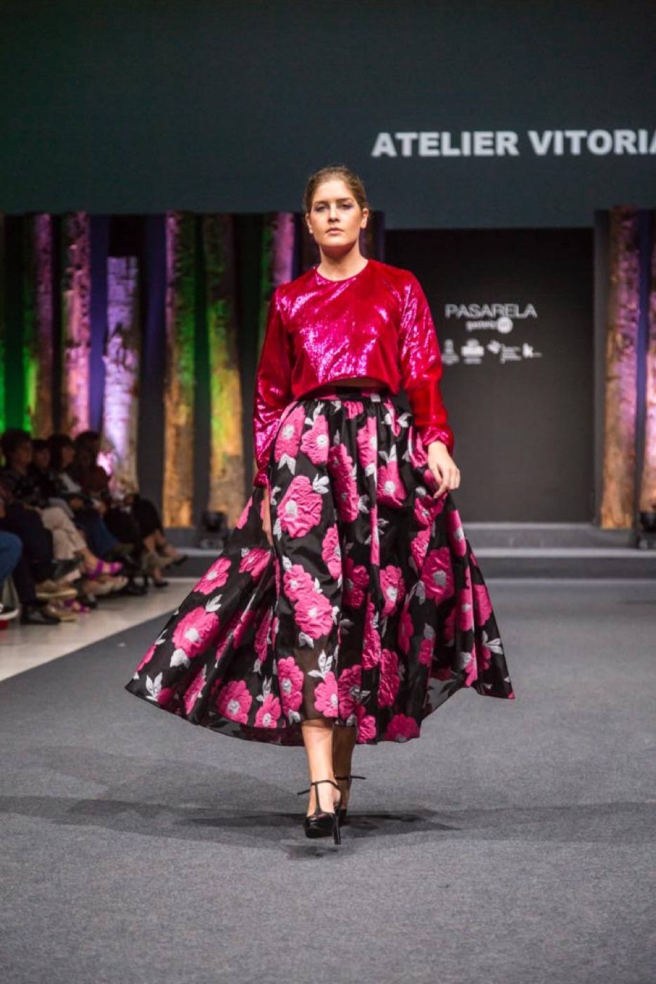 Conjunto de Atelier Vitoria — Top de lentejuelas y falda floral