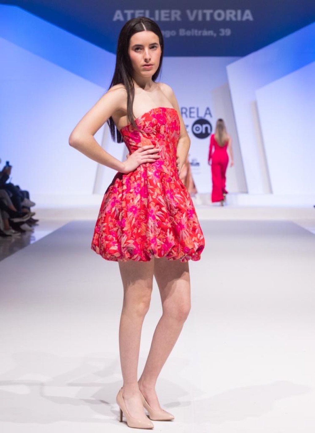 Vestido corto de Atelier Vitoria — Floral rojo y rosa, falda globo