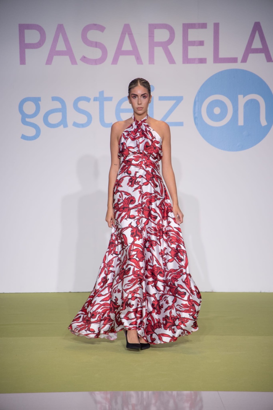 Vestido de gala de Atelier Vitoria — Rojo y blanco, estampado floral