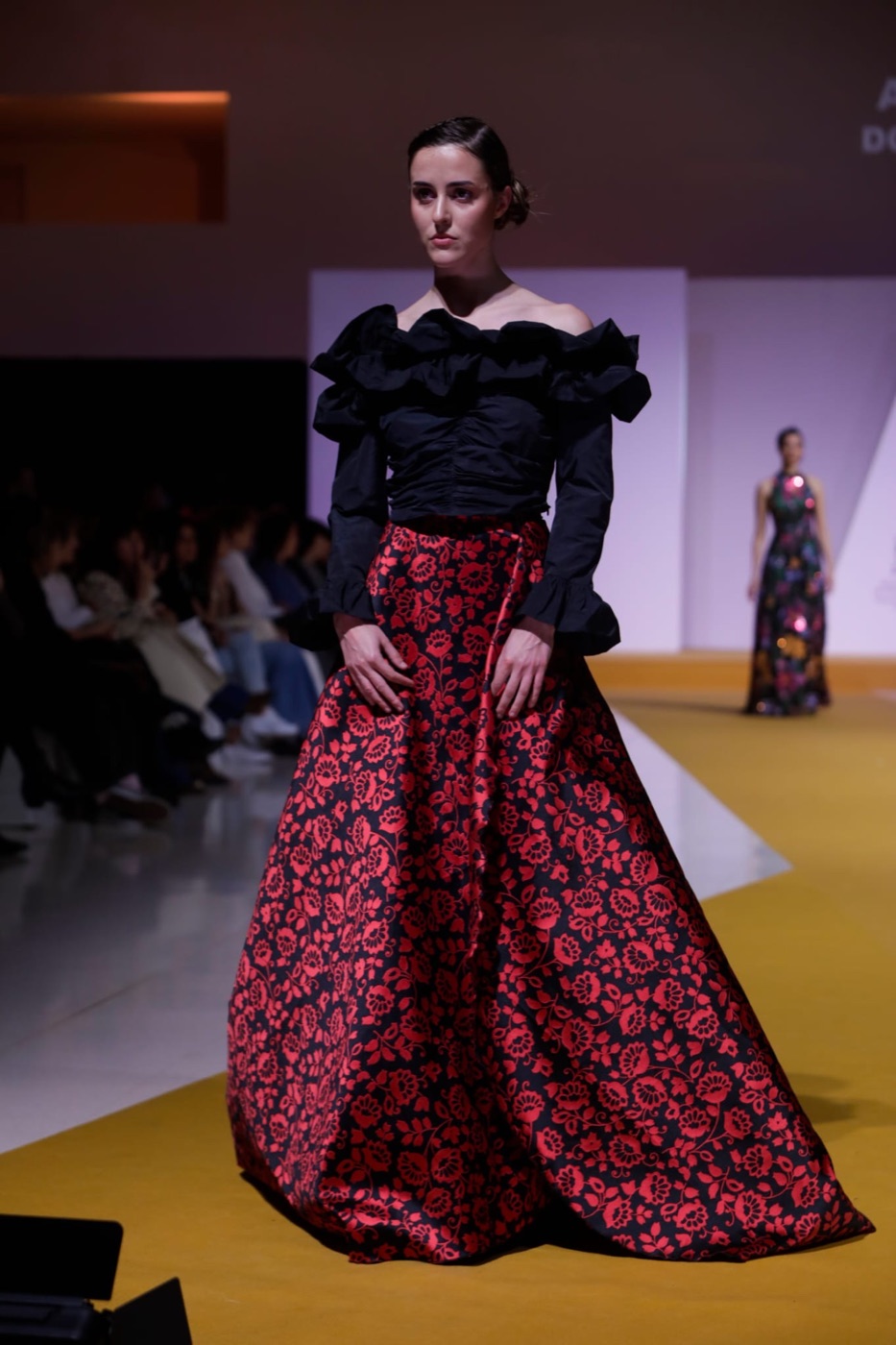 Conjunto de Atelier Vitoria — Blusa negra y falda floral roja