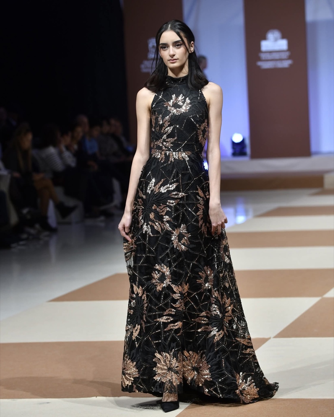 Vestido de gala de Atelier Vitoria — Negro con bordado floral cobre