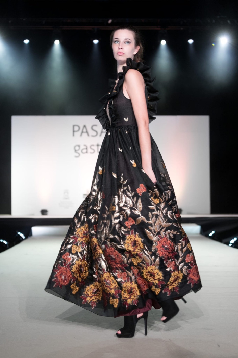 Vestido de gala de Atelier Vitoria — Negro con bordado floral metalizado