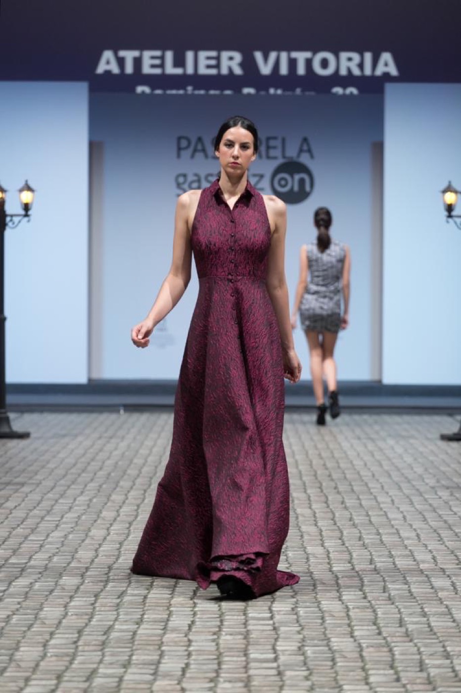 Vestido de gala de Atelier Vitoria — Jacquard en burdeos