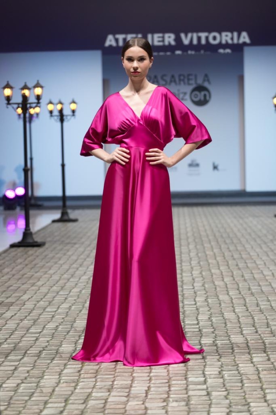 Vestido de gala de Atelier Vitoria — Magenta en satén, manga kimono