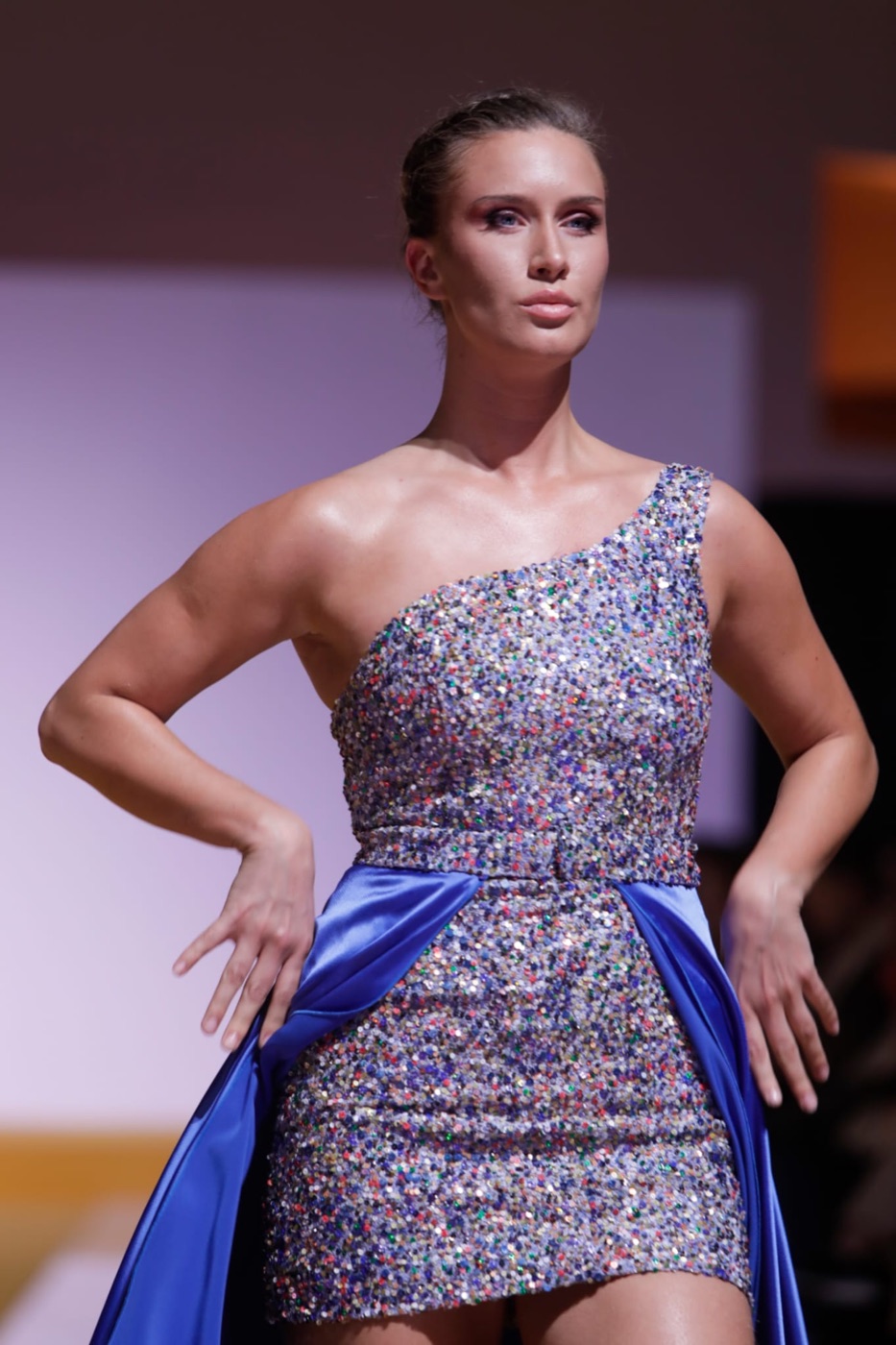 Pasarela de Atelier Vitoria — Lentejuelas multicolor y lazo azul