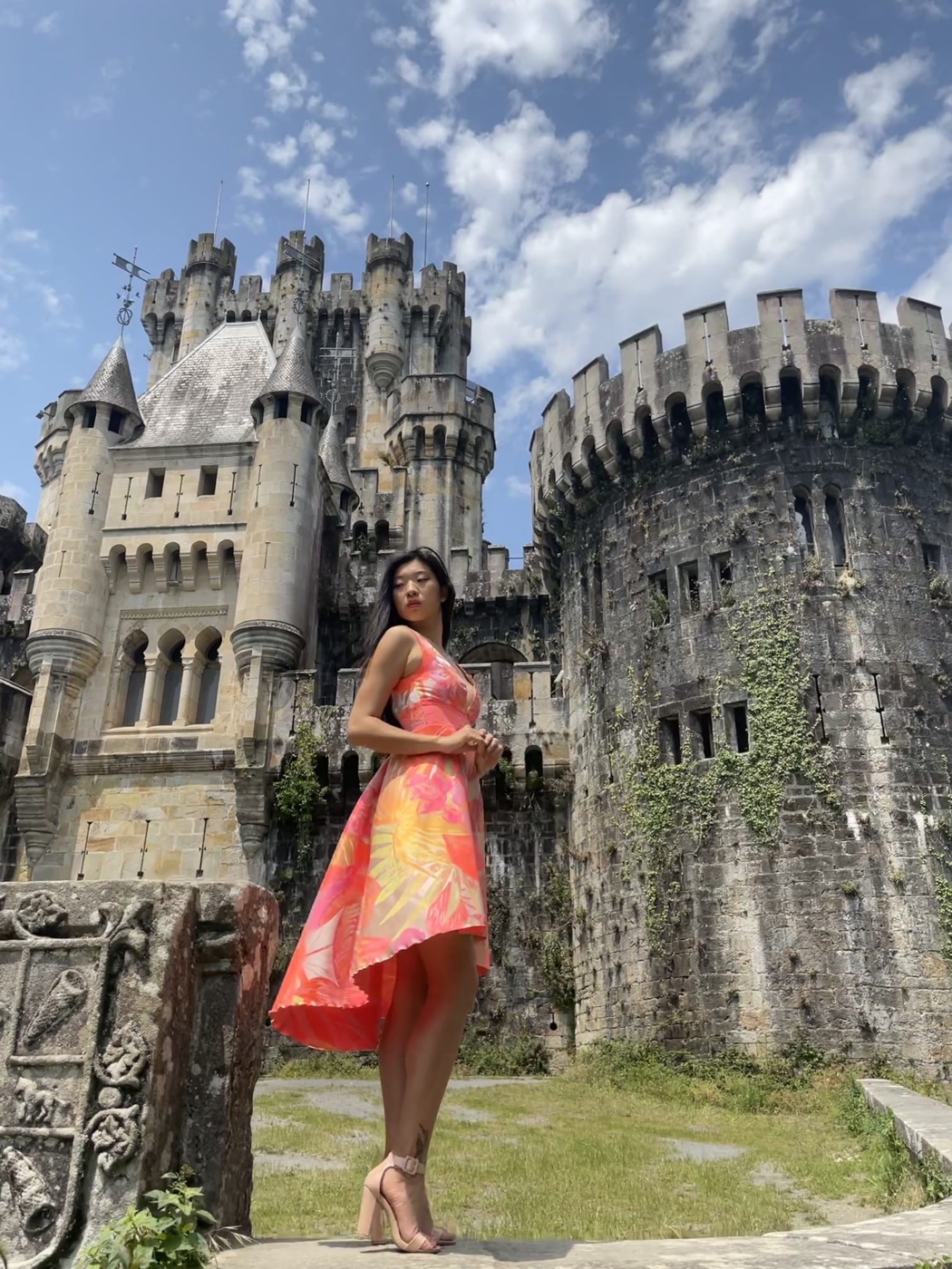 Vestido de gala de Atelier Vitoria — Print tropical en coral y naranja
