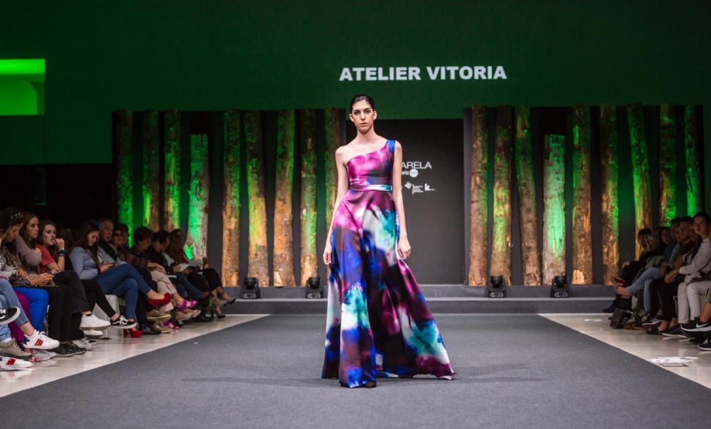 Vestido de gala de Atelier Vitoria — Tie-dye en magenta y azul