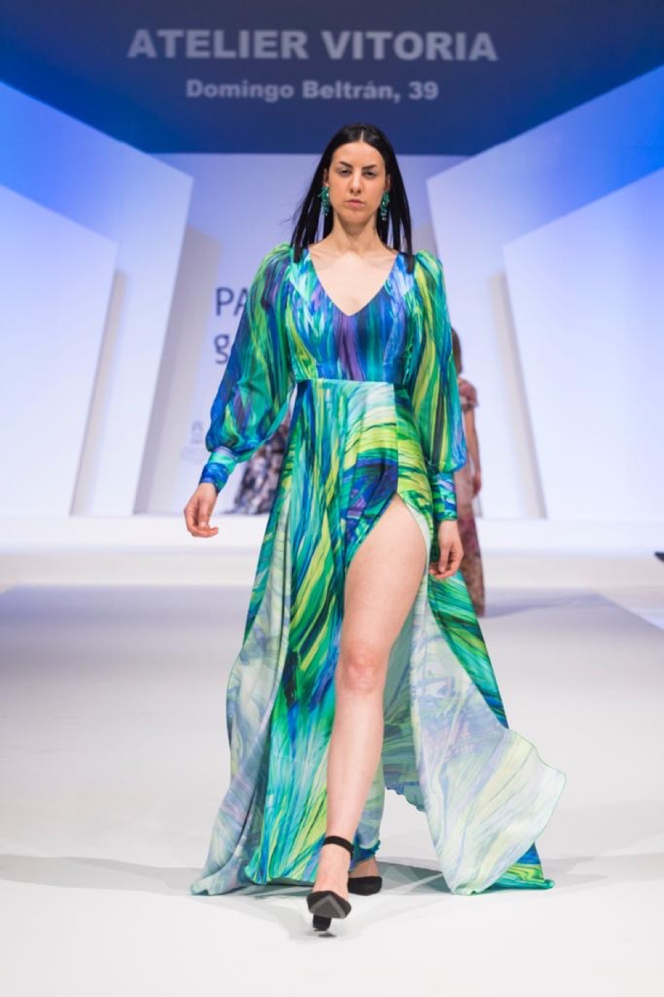 Vestido de gala de Atelier Vitoria — Print abstracto en azul y verde