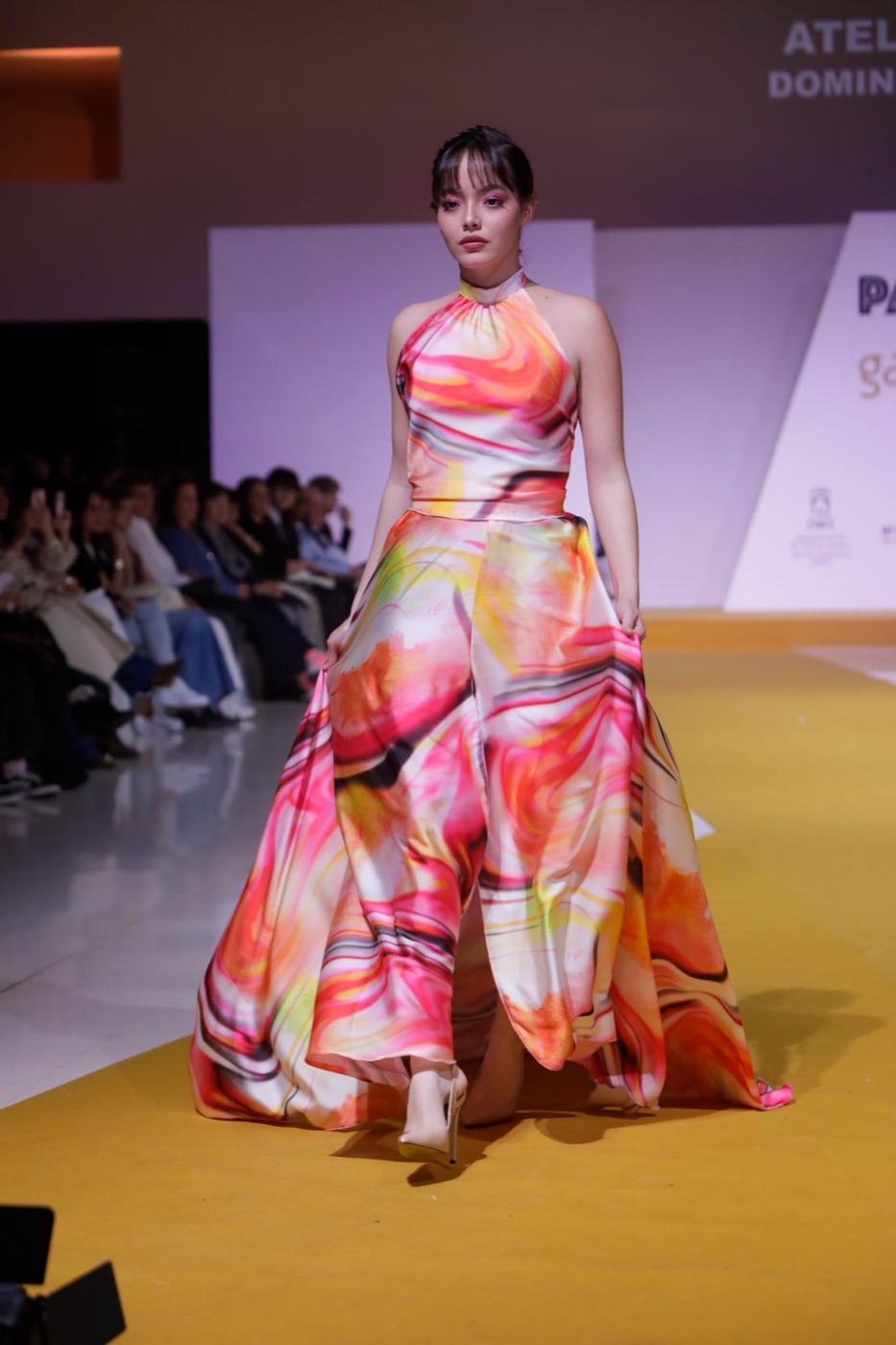 Vestido de gala de Atelier Vitoria — Print abstracto en rosa y amarillo