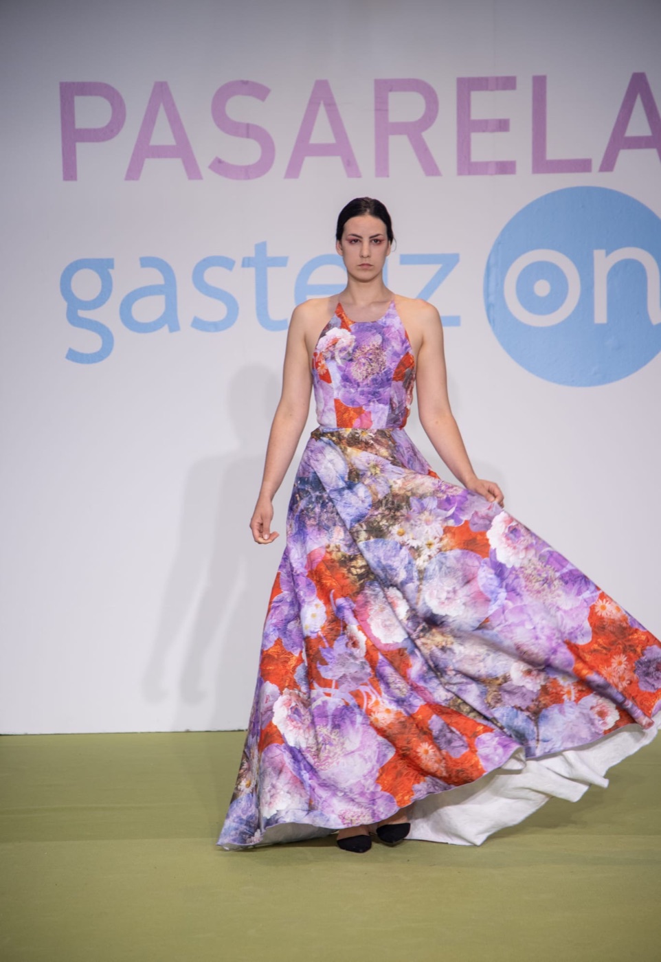 Vestido de gala de Atelier Vitoria — Estampado floral morado y naranja