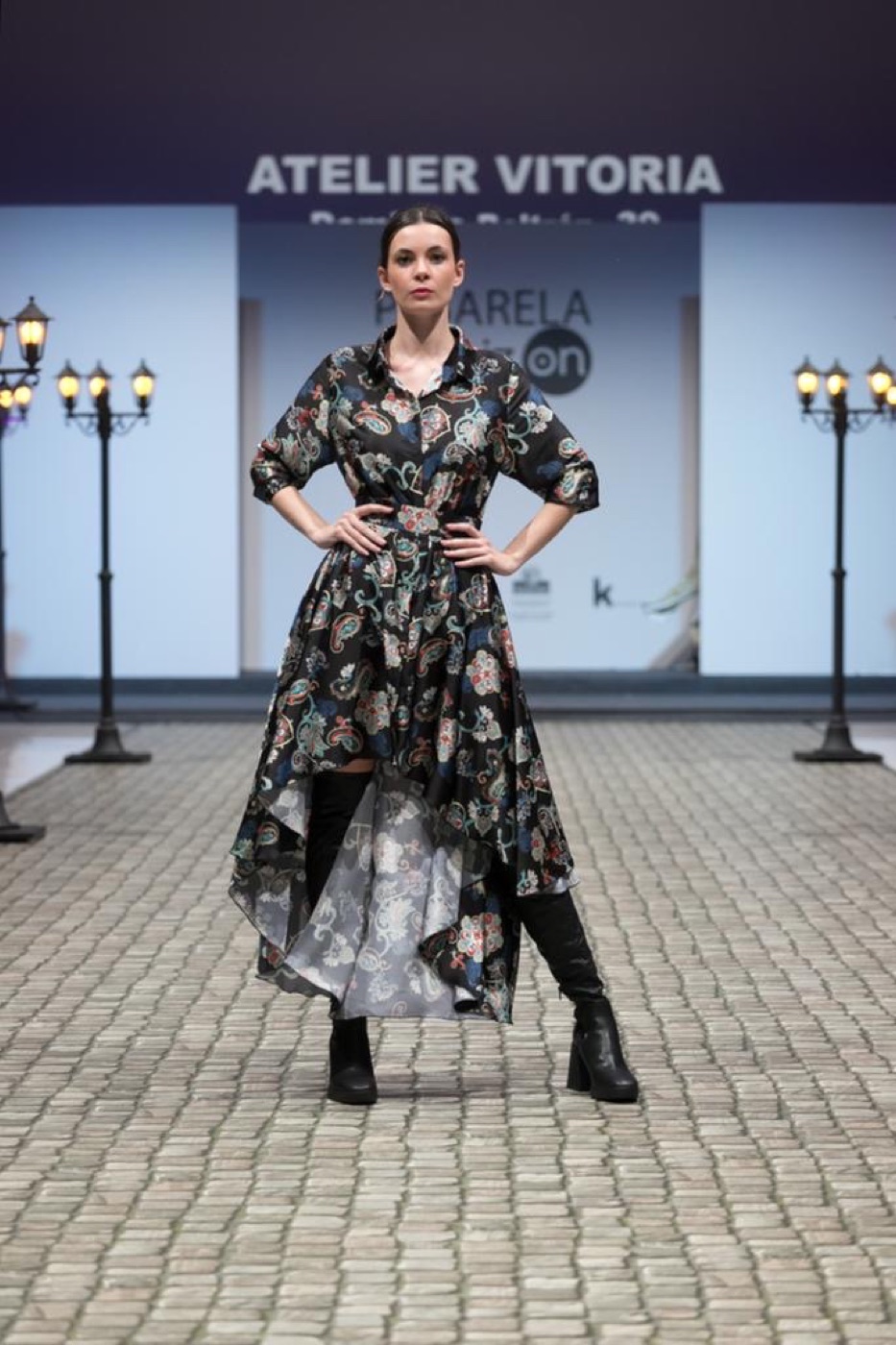 Pasarela de Atelier Vitoria — Paisley con falda transparente